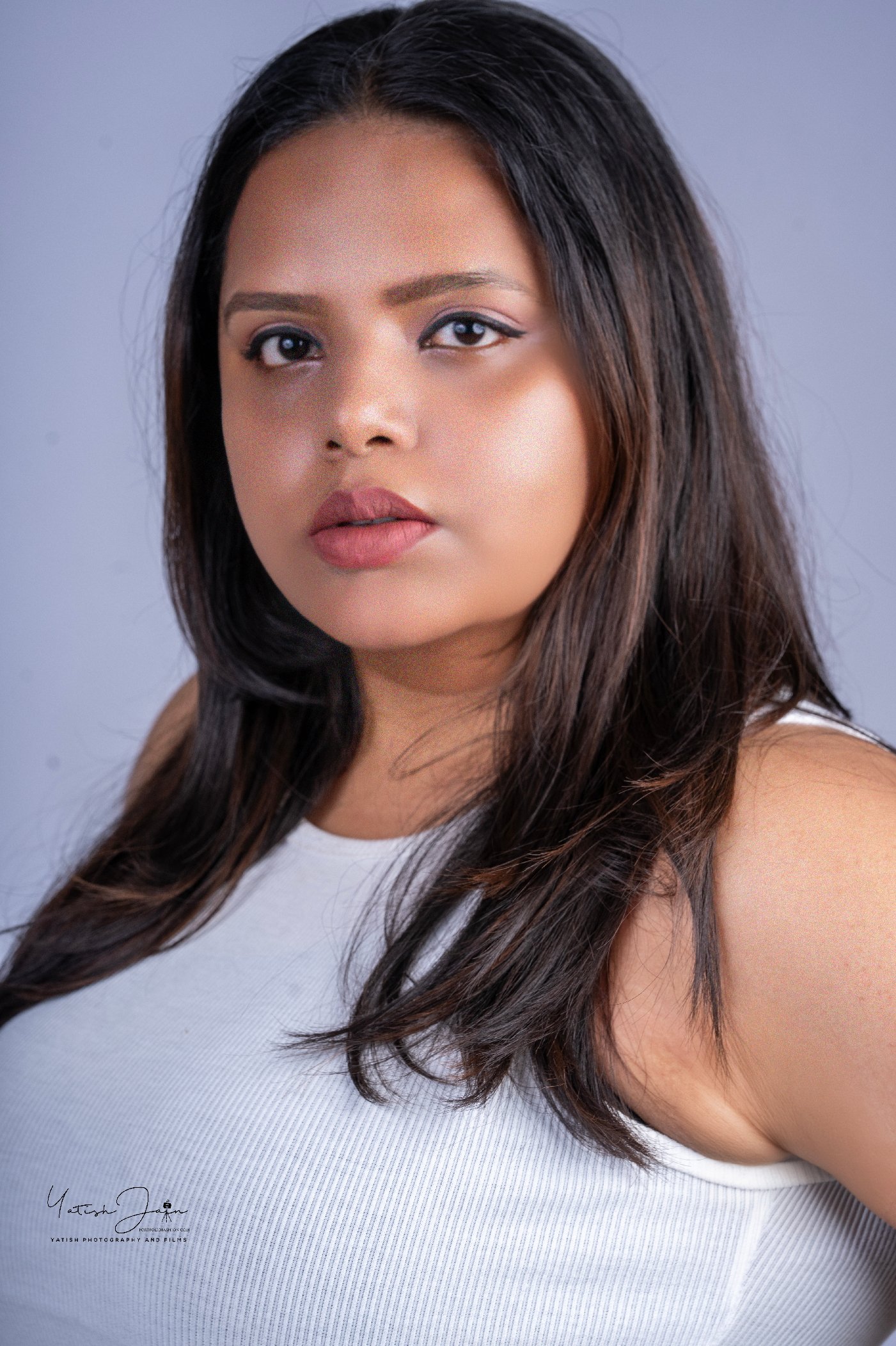 Indoor Plus Size Female Model Photoshoot Pose (3)